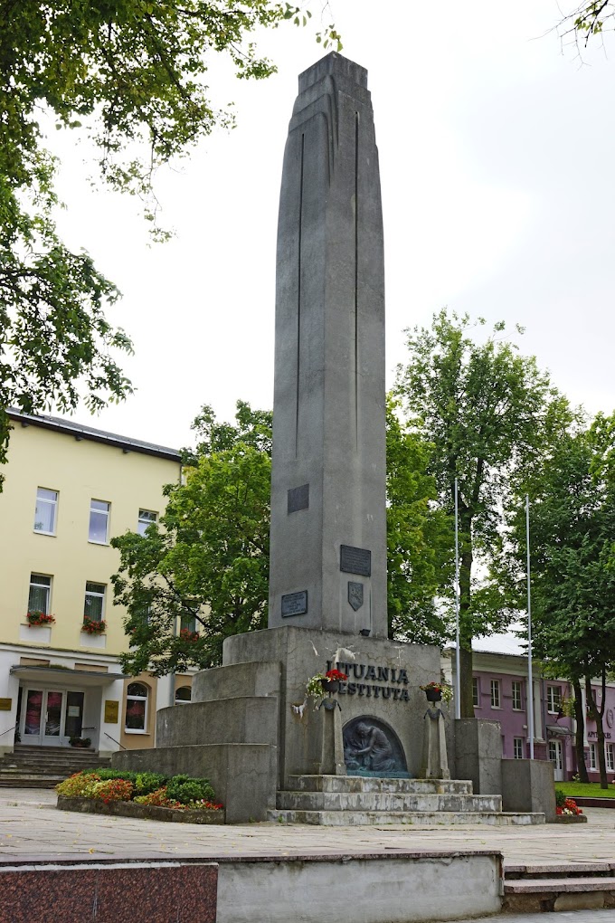 new monument in ukmerge